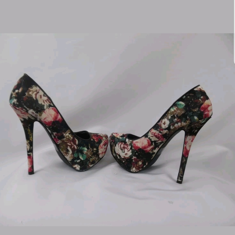 Qupid Fabric Floral Heels Size 7.5 NEW